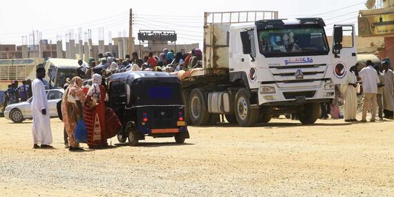 People flee southern parts of Khartoum as street battles continued on 21 April 2023.