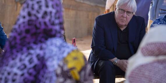 USG Griffiths talks to displaced people in Burkina Faso