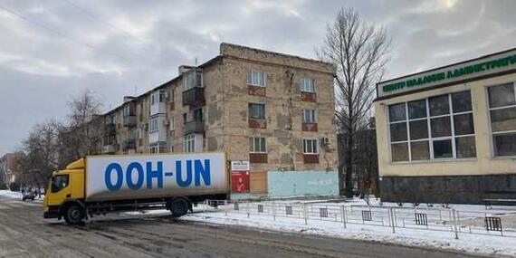 A humanitarian convoy delivered essential supplies to the town of Toretsk on 31 