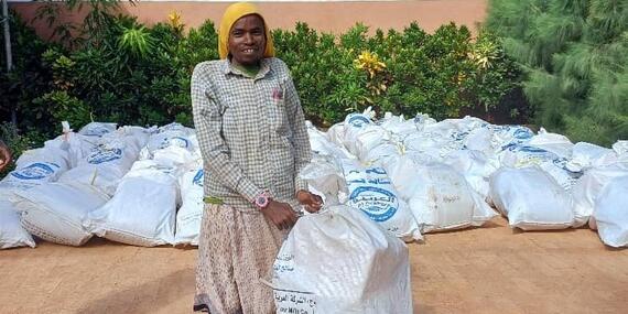 Issaq, a resident of the Bambusul IDP camp in Baidoa, affected by the El Niño floods in 2023, receives an emergency standard NFI kit and plastic sheets
