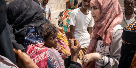 Rania Abdulraheem conducts an assessment mission with displaced families at Al Sha'ab IDPs collective center in Aden, 27 July 2019, discussing their immediate needs and living conditions.