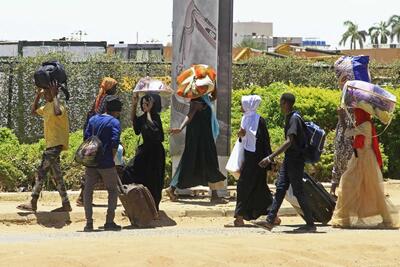 People flee from southern Khartoum on 18 April 2023 