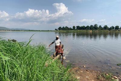 A pregnant woman from the community, returns alone by canoe from the other side of the Ubangi River, Bangui, to fetch food for her family. Photo: OCHA