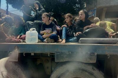 Families flee Rafah to seek safe shelter in central Gaza. 7 May 2024.