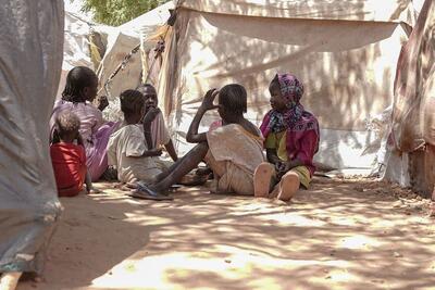 Children shelter in the shade in Tambasi centre in El Fasher, North Darfur. 