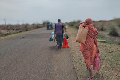 Displaced families flee from Sudan's Sinja, Sennar state, following the recent clashes.