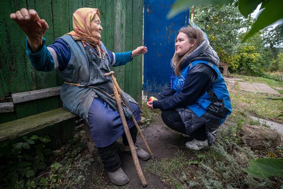 An OCHA staff member talks to an elderly Ukrainian lady