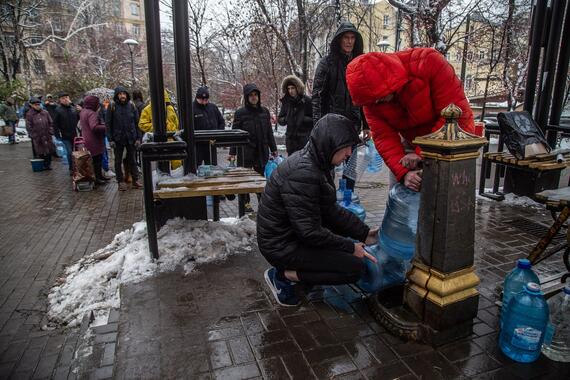 People queuing for water in Kyiv