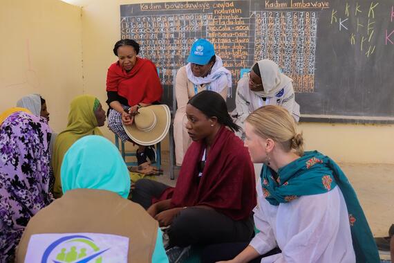 OCHA’s Edem Wosornu (second from right) joined the women's group at the Boudouri site in Niger's Diffa Region.