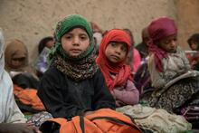 Niños desplazados internos estudian en una escuela construida por ACNUR en el sitio de desplazamiento de Al Raqa, en Sana’a, Yemen.